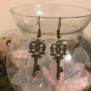 🧡 Heart shaped ornate drop dangle key earrings
